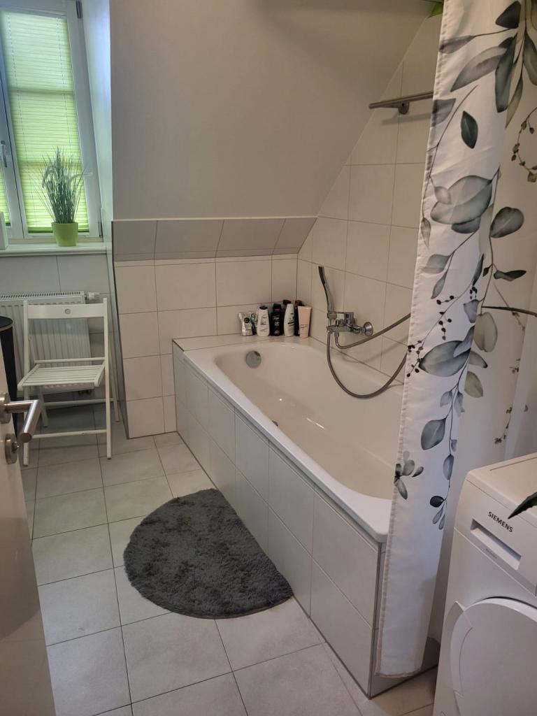 Bad mit Badewanne und Fenster
